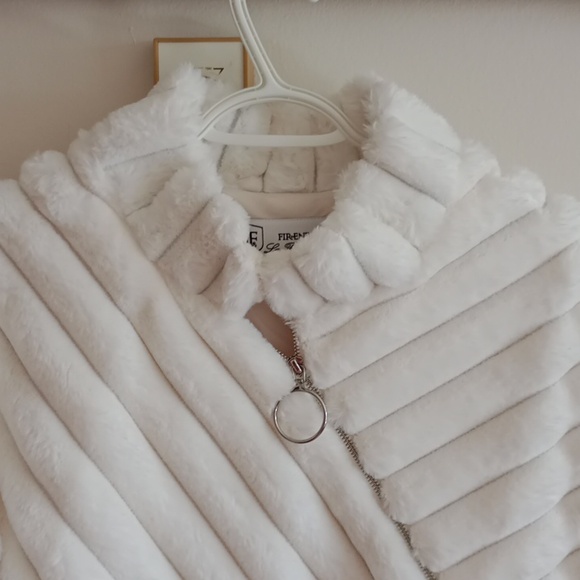 LA FIORENTINA White Faux Fur  Poncho - Picture 2 of 11